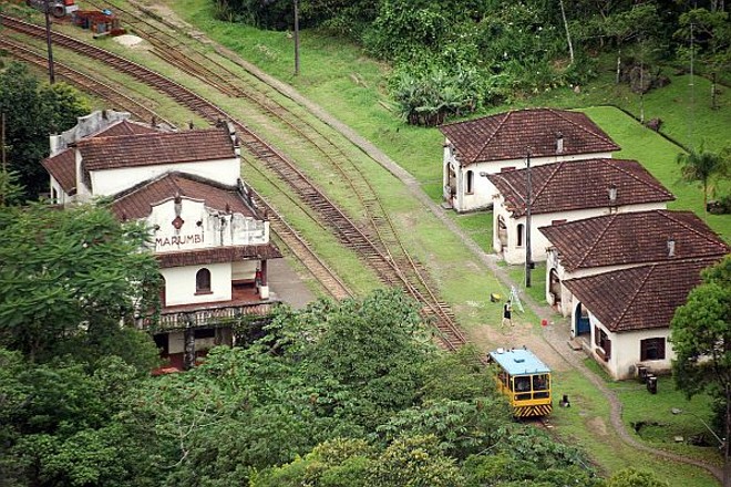 Na foto a estação férrea Marumbi e ao redor várias casas do complexo da administração do Parque Marumbi |
