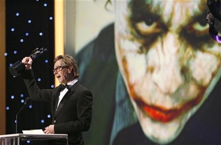 Gary Oldman foi responsável por receber o prêmio em nome de Heath Ledger no Prêmio do Sindicato dos Atores de Hollywood | Reuters/Mario Anzuoni