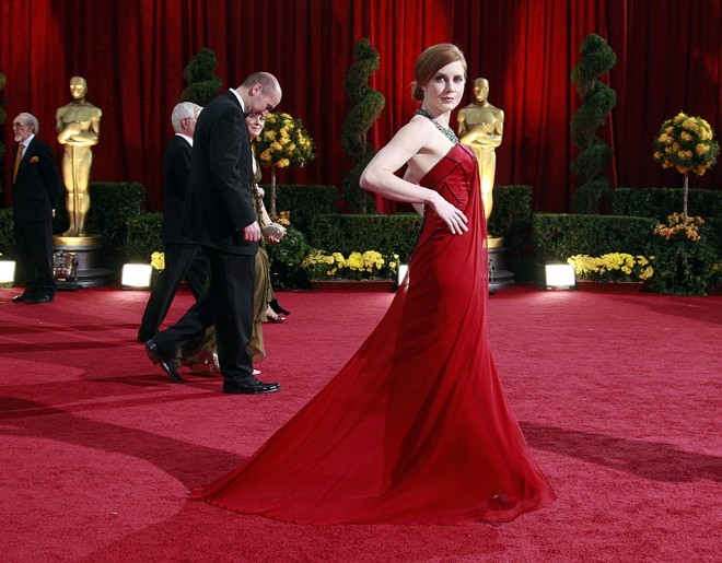 Amy Adams com modelo vermelho e colar grande |
