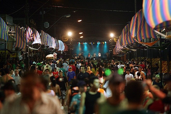 Avenida lotada na folia antoninense. | 