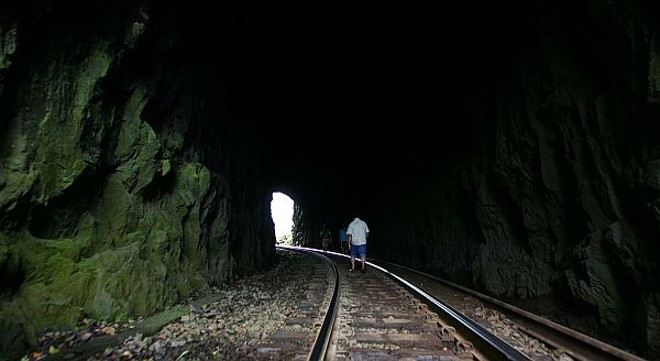 A caminhada passa por trechos da linha férrea |