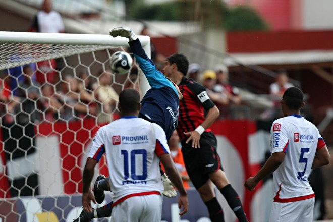 Zé Antônio colocou o Atlético na frente logo no início do clássico | 