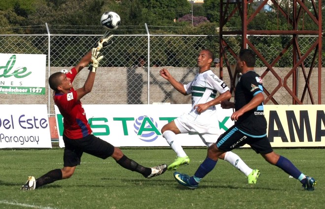 Lance do gol alviverde. Hugo deu um toque de qualidade após tabela com Marcos Aurélio | 