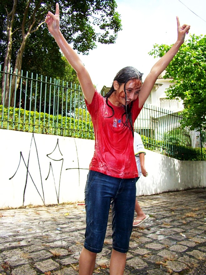 Bruna Morrone levou o trote na casa dos avós paternos e foi a primeira colocada geral no vestibular da UFPR, passando em Física e superando o pai, que em 1986 foi o terceiro lugar geral prestando Engenharia Mecânica. | 