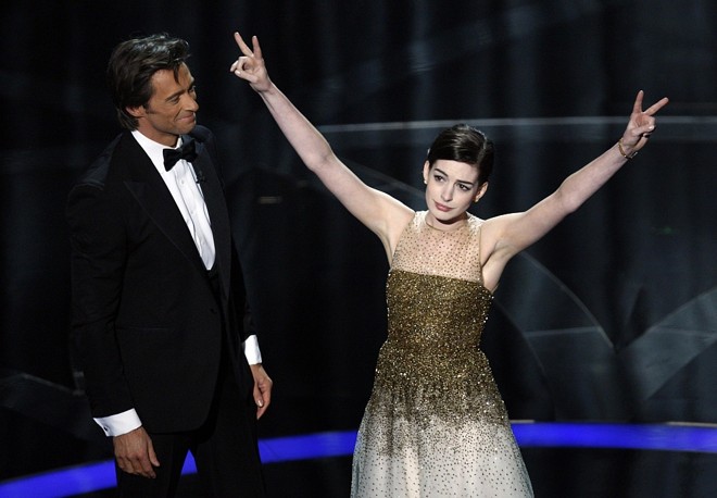 Anne Hathaway ao lado de Hugh Jackman no número de abertura |