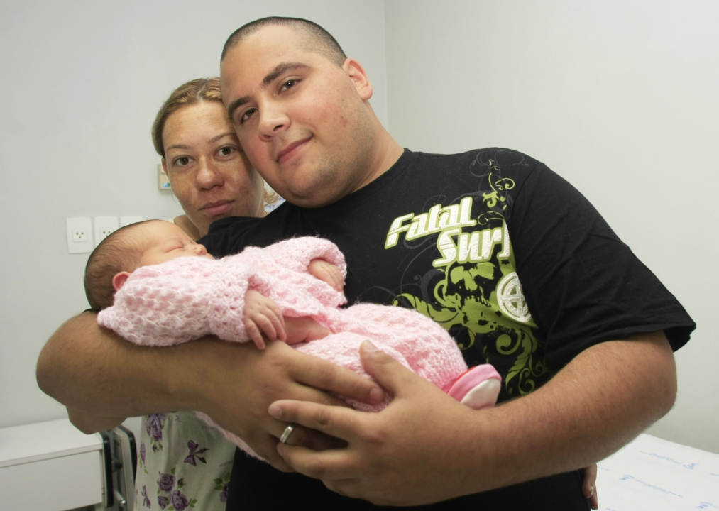 Alessandra dos Santos, que deu à luz Gabrielly na Clínica e Maternidade Mater Dei, conta que os métodos propostos pela Anvisa ajudaram no parto normal. | Giuliano Gomes/Gazeta do Povo