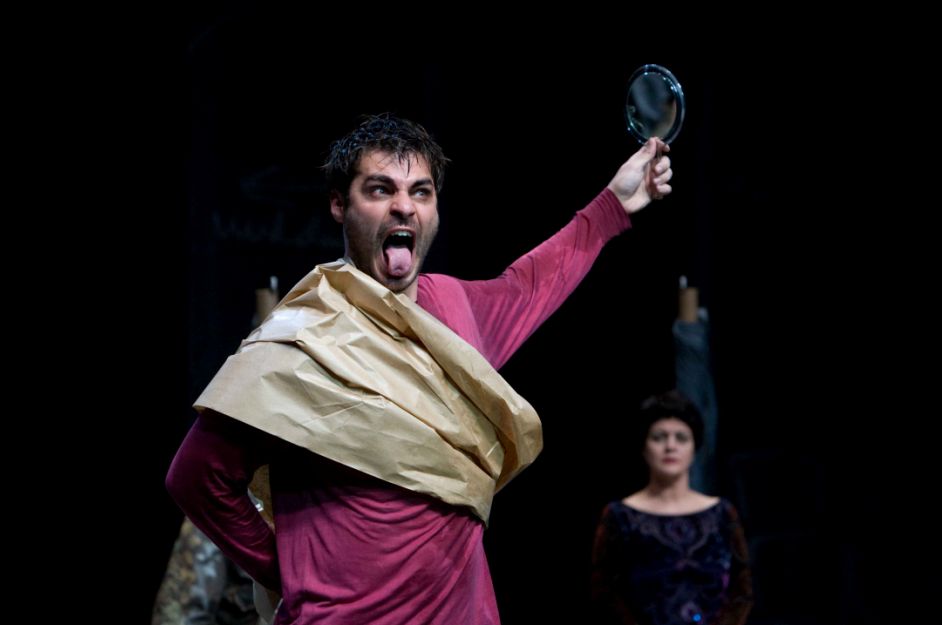 Thiago Lacerda em cena de "Calígula" | Divulgação