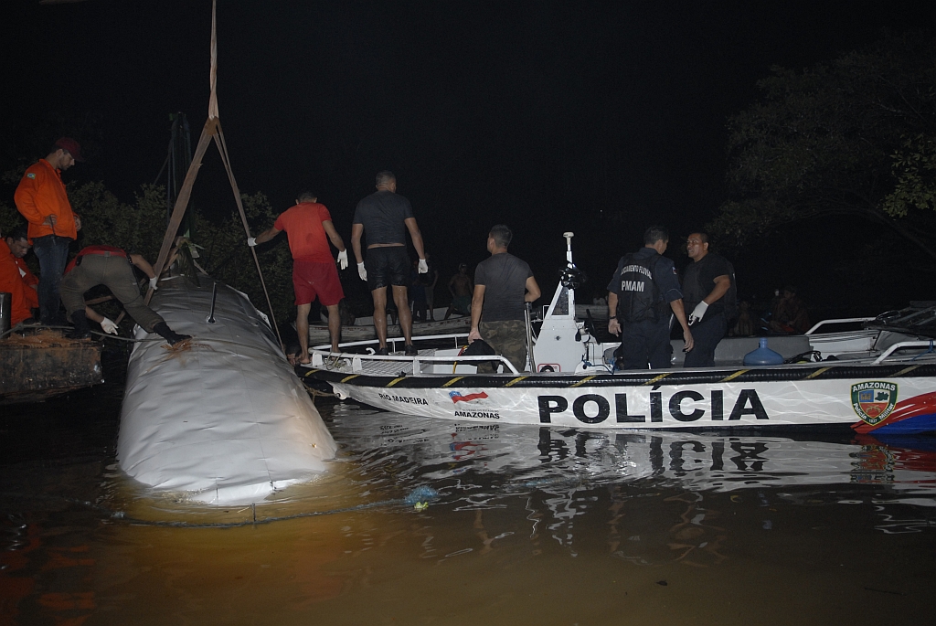 Avião é retirado da água: apenas o corpo do piloto apresentava ferimentos. O co-piloto e os passageiros morreram por afogamento. | Luis Vasconcelos/ AE