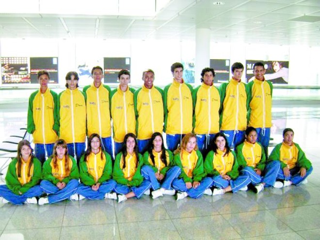 Hussein (o sexto em pé, da esq. para a dir.), durante viagem com a seleção brasileira para Munique: lutador deve disputar dez competições internacionais em 2009 | 