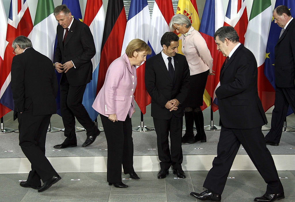 Líderes europeus se preparam para foto oficial de encontro em Berlim: à procura de uma saída para a crise internacional. | Wolfgang Kumm/Reuters