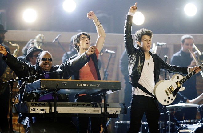 Stevie Wonder se apresentou ao lado dos Jonas Brothers. Na foto, os membros Joe e Nick Jonas | 