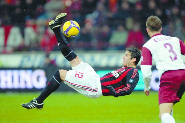 Antes de se machucar, Kaká fez gol e arriscou uma bicicleta contra a Reggina | Giusepe Cacace/ AFP