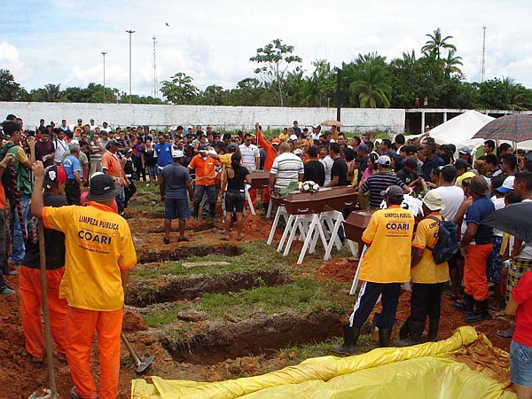 Vinte e dois corpos foram enterrados ontem no município de Coari: apenas familiares e amigos próximos tiveram acesso ao cemitério. | Eledilson Colares/A Crítica/AE