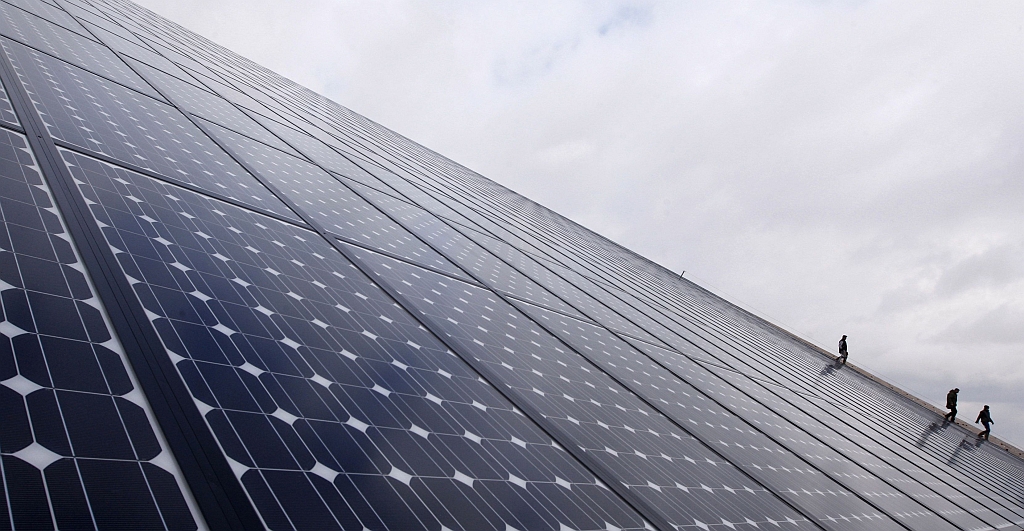 Operários instalam o maior painel solar do mundo, em Weinbourg, no leste da França: autoridades creem que projetos socioambientais podem gerar milhões de empregos em todo o mundo. | Vincent Kessler/Reuters