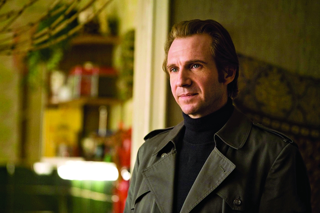 Ralph Fiennes em cena do filme O Leitor, baseado no livro do alemão Bernhard Schlink, publicado no Brasil pela Record | Divulgação