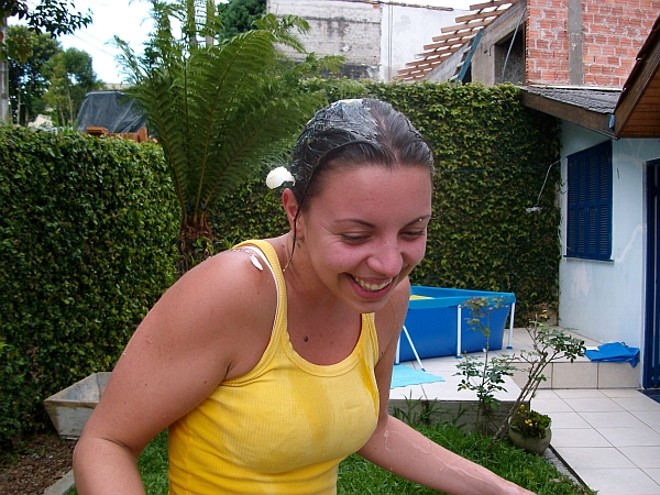 Laís Joner tinha acabado de levar uma ovada quando a foto foi feita. A caloura de Farmácia comemorou na casa da família o sucesso em seu primeiro vestibular. | 