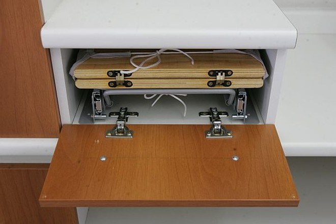 R$ 2.500 é o valor médio para mobiliar uma lavanderia de 1,50 metro por 2,50 metros, com suporte para suspender vassouras, tulha, tábua de passar, cabides e prateleiras para produtos de limpeza com puxador de metal, de acordo com a designer Andressa Faversani. | 