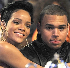 Chris Brown ao lado da namorada Rihanna | Reprodução/Just Jared