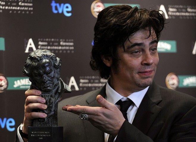 Benicio del Toro com o prêmio de melhor ator |