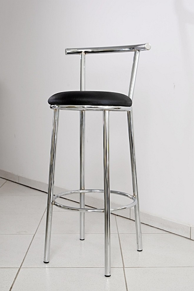 Banqueta com armação em aço cromado da Milano. Preço: R$ 170, na Attraktiva Design. |