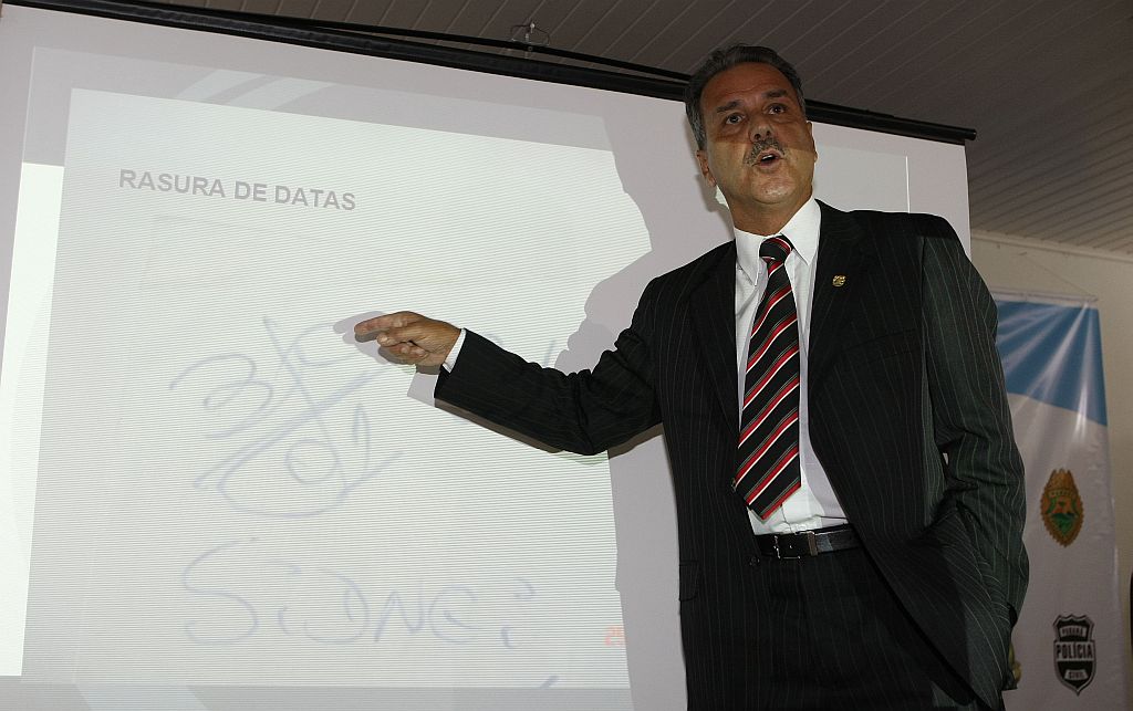 Cartaxo mostra rasura na data da folha que controlava a alimentação dos funcionários na empresa onde Juarez trabalhava: prova | Rodolfo Bührer/Gazeta do Povo