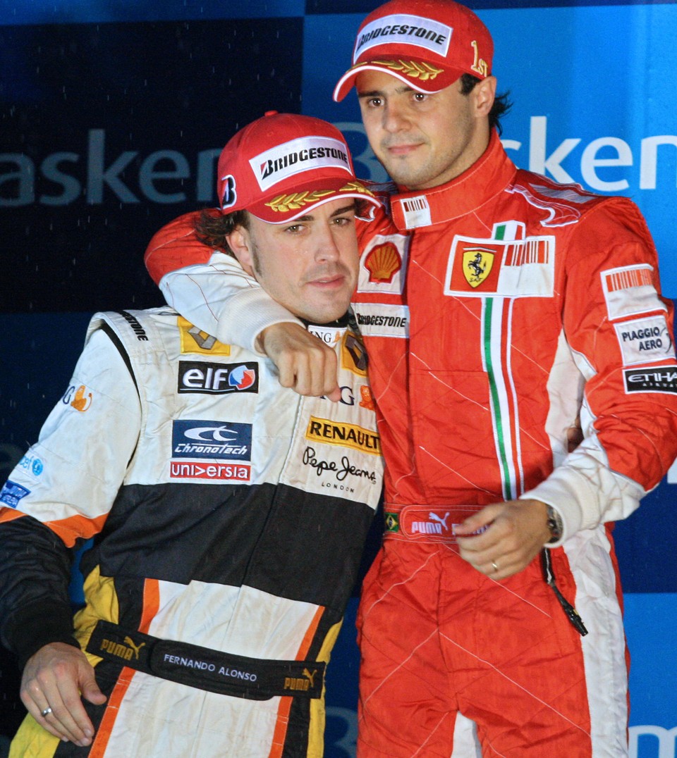 Fernando Alonso acredita que Felipe Massa será um dos seus maiores rivais neste ano | Vanderlei Almeida / AFP