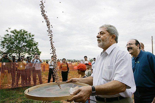 Presidente Lula visita o assentamento Terra Livre no município de Castilho, em São Paulo. | 