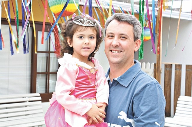 Carnaval no Clubinho - No último final de semana, o Clubinho da Criança do Graciosa Country Club realizou animada festa de carnaval para os pequenos, ao som das tradicionais marchinhas de carnaval. Entre as mais de 200 pessoas que estavam presentes, entre crianças e adultos, o odontopediatra Carlos Alberto Santos Pinho e sua filha, Paloma |