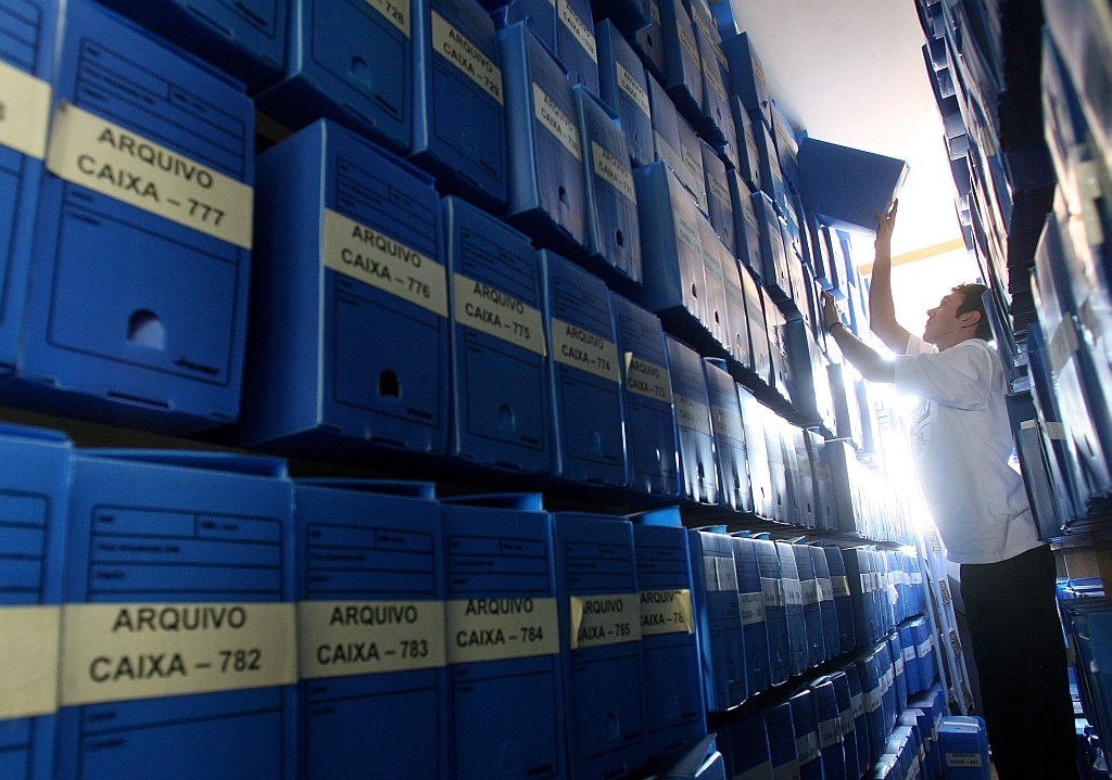 Servidor da Vara de Inquéritos Policiais arquiva processos: falta de funcionários é uma das causas da lentidão | Rodolfo Bührer/Gazeta do Povo