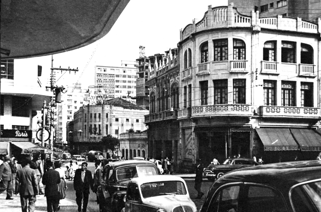 A primeira sede da Gazeta do Povo ficava na Rua Dr. Muricy, entre a Rua XV de Novembro e a Praça Zacarias. É o imóvel bem no centro da foto, colado ao da esquina | Acervo da Casa da Memória / Diretoria do Patrimônio Cultural / Fundação Cultural de Curitiba