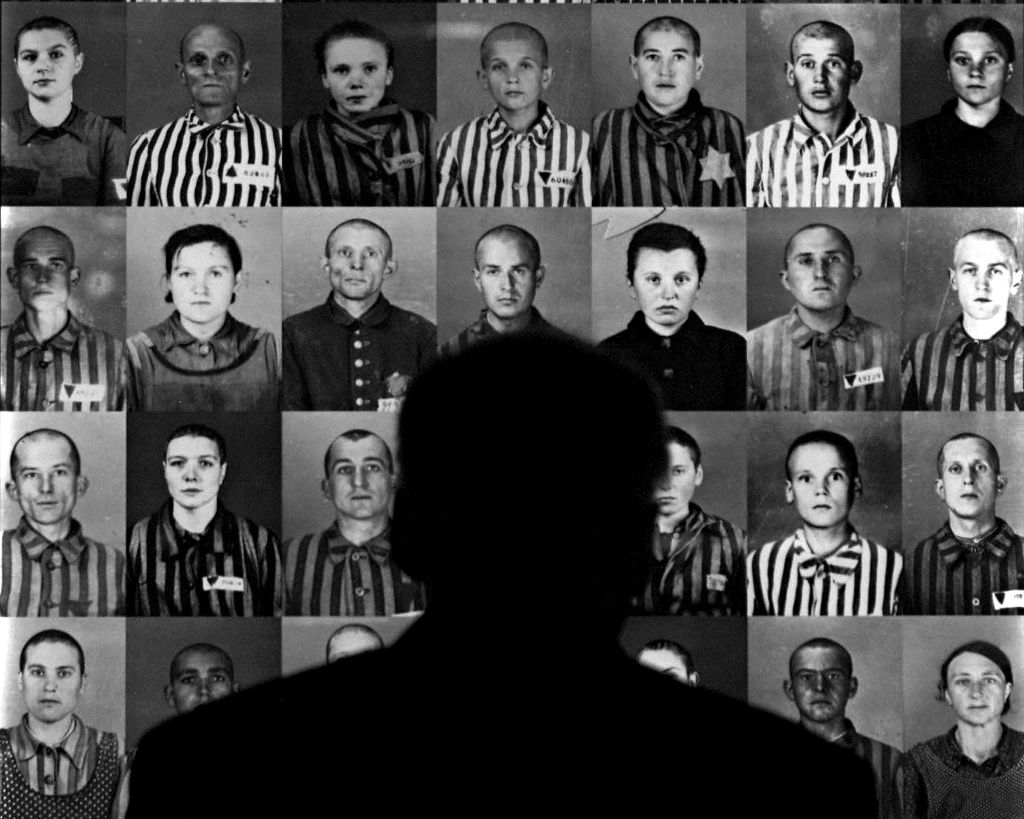 Visitante de exposição sobre o Holocausto em Londres olha fotos de judeus húngaros enviados ao campo de concentração de Auschwitz | Reuters/ Russell Boyce