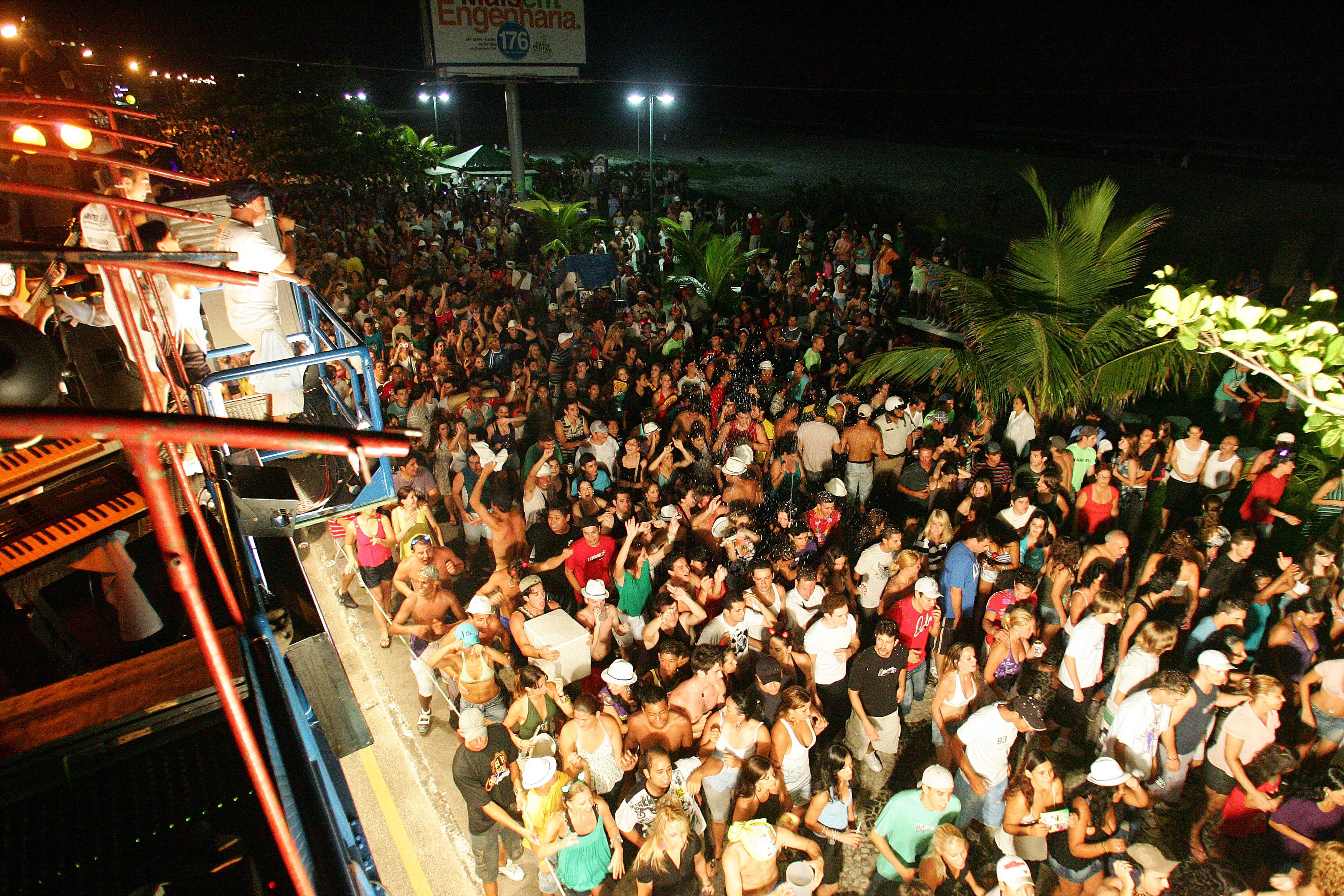 Calor colaborou para atrair mais gente em volta dos trios elétricos na Caiobanda de domingo | Valterci Santos/Gazeta do Povo