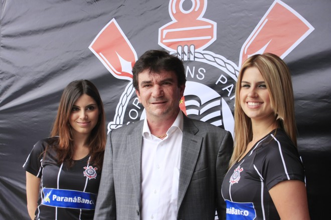 Presidente do Corinthians Paulista, Andres Sanches, posou ao lado das modelos que apresentaram a nova camisa do 