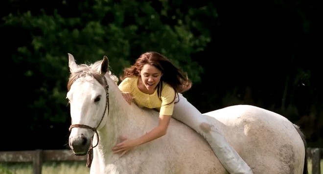 Lá, ela começa a realizar atividades que não faziam parte de sua vida, e descobre valores que eram muitas vezes deixados de lado | 