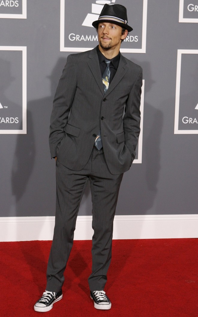 Despojado: Jason Mraz optou pelo terno e tênis all-star | 