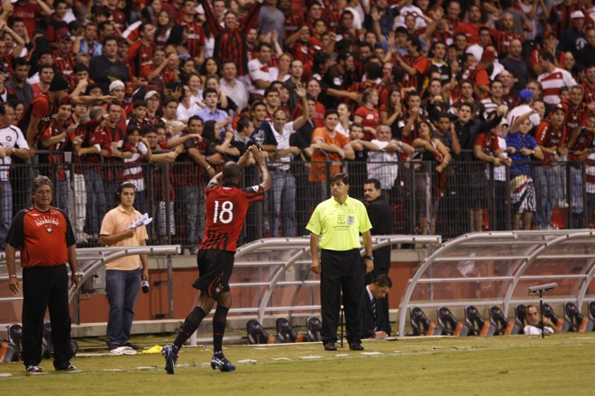 Lima fez um belo gol diante do Jotinha e caiu nas graças da torcida rubro-negra | 