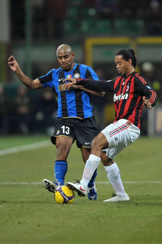 Maicon (Inter) e Ronaldinho (Milan) dividem a bola. Inter levou a melhor e venceu clássico italiano |