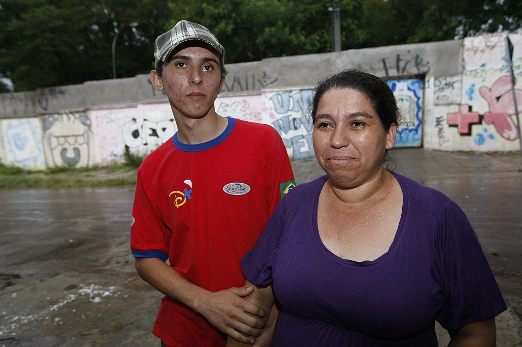 Rafael Bortolasso e a mãe Shirle, no Jardim Santa Rita, Tatuquara: doações para manter adolescente em escola diurna | Pedro Serápio/Gazeta do Povo
