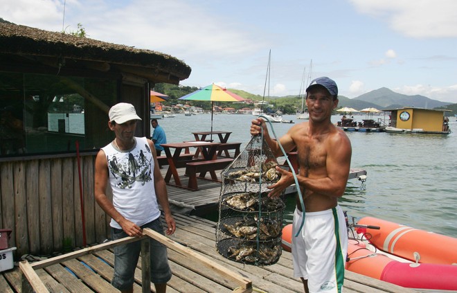 Os frutos do mar são retirados da água na hora do consumo | 