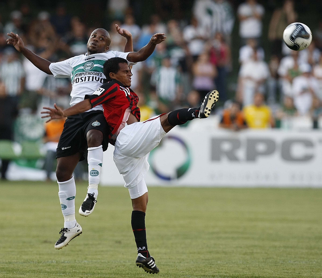 Douglas Silva não deu sossego para o atleticano Ferreira. Sem espaço o colombiano pouco conseguiu ajudar o sistema ofensivo rubro-negro | Valterci Santos/Gazeta do Povo