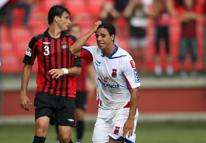 No fim do primeiro tempo, Murilo teve uma ótima chance de diminuir, mas perdeu | 