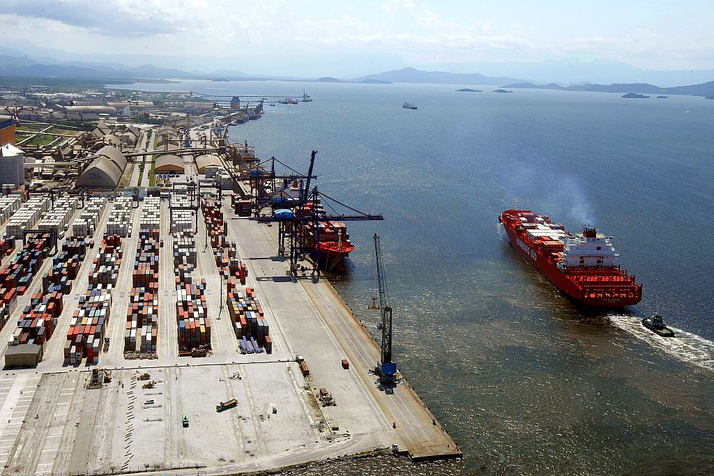 Os navios que chegam hoje ao Porto de Paranaguá têm de fazer manobras para desviar dos pontos onde o assoreamento é mais intenso | Valterci Santos/Gazeta do Povo