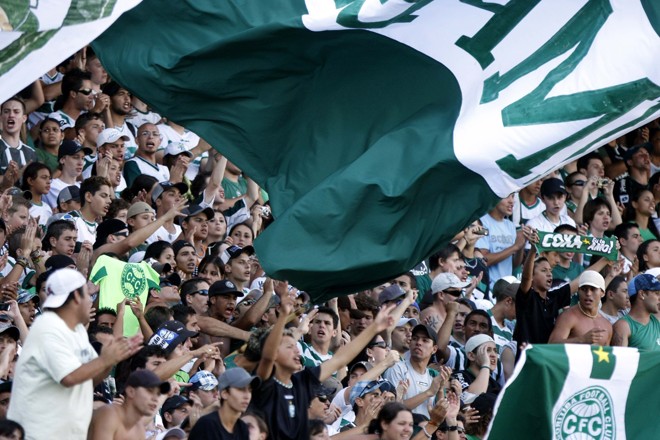 Dentro do Couto, a torcida do Coxa também deu o seu coloriado ao Atletiba |