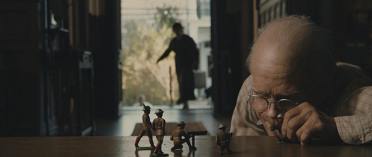 O Curioso Caso de Benjamin Button mostra a trajetória de um velho que vai rejuvenescendo ao longo dos anos, no sentido inverso do relógio biológico | Divulgação