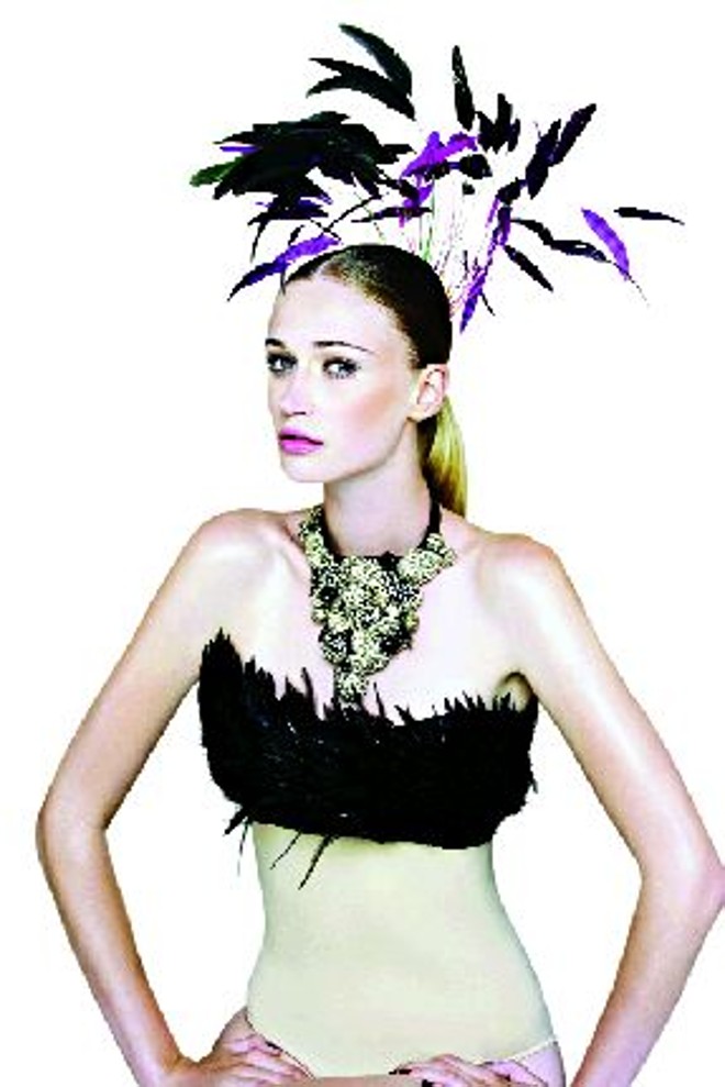 Natural de Toledo, a top paranaense Viviane Orth estrela o editoral de capa da edição deste mês da Vogue. A bela, musa de John Galliano, já embarcou para Nova Iorque onde participa da semana de moda na Big Apple. | 