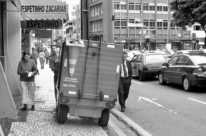 Tranqueira na calçada. |