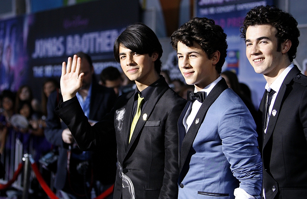 Joe, Nick e Kevin (da esq. à dir.), membros da banda Jonas Brothers, na premiere do seu novo filme em 3D | Reuters/Mario Anzuoni