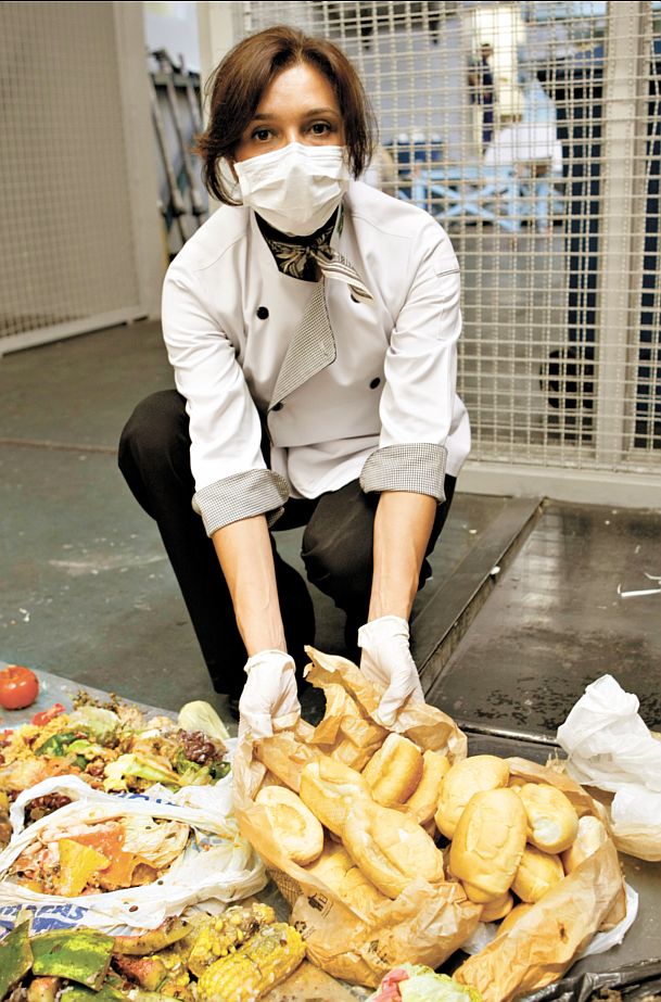 Dione de Araújo: no meio dos 9,2 quilos de lixo que ainda tinham utilidade, 18 pães franceses | Antonio Costa/Gazeta do Povo