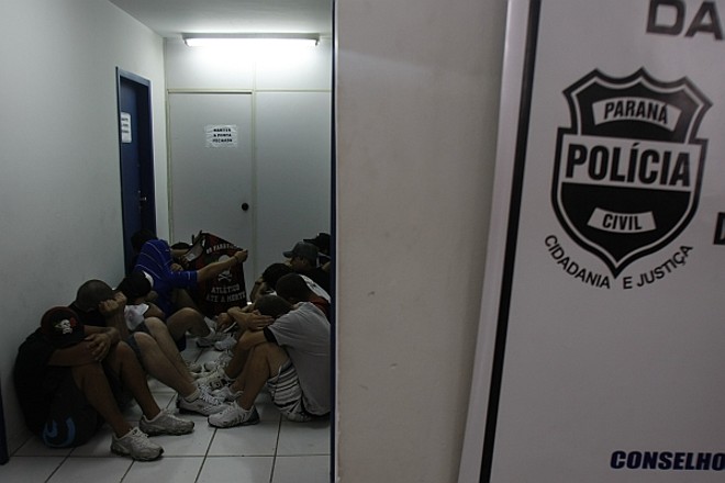 ... e a prisão por briga na Delegacia de Pinhais | 