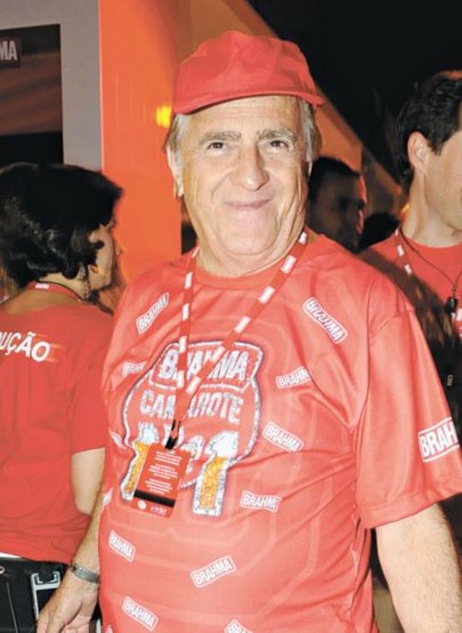 Ari Fontoura também foi conferir os desfiles de domingo na Marquês de Sapucaí | 